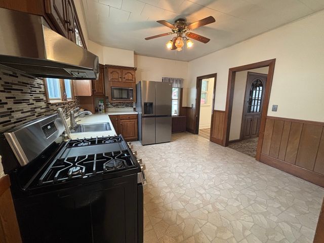 47 Preston St, Springfield, MA 01109