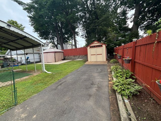 47 Preston St, Springfield, MA 01109