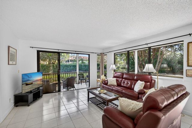 101 Brackenwood Road, Palm Beach Gardens, FL 33418