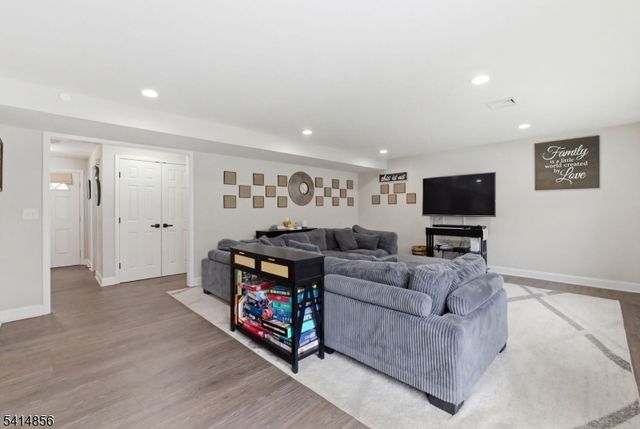 61 Queen Anne Dr, Bernards Twp., NJ 07920