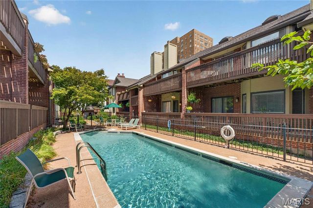 4465 W Pine Boulevard 15, St Louis, MO 63108
