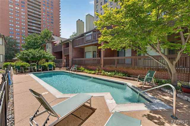 4465 W Pine Boulevard 15, St Louis, MO 63108