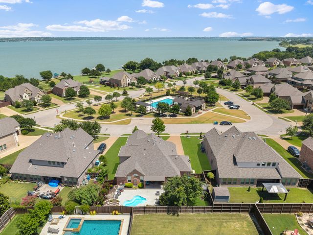 9902 Clubhouse Circle, Rowlett, TX 75089