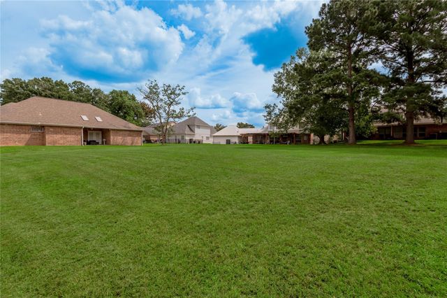 1410 W Lake Shores, Huntsville, TX 77340