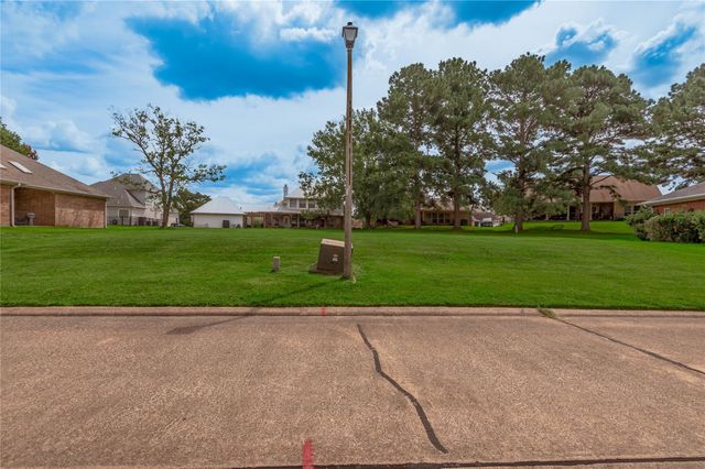 1410 W Lake Shores, Huntsville, TX 77340