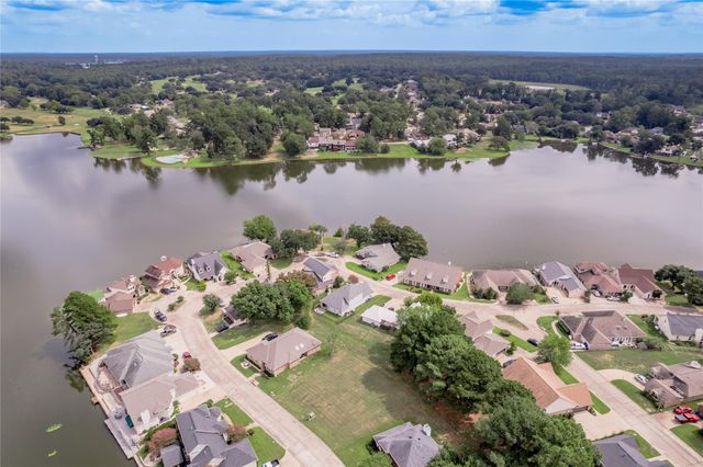 1410 W Lake Shores, Huntsville, TX 77340