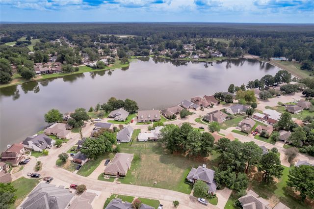 1410 W Lake Shores, Huntsville, TX 77340