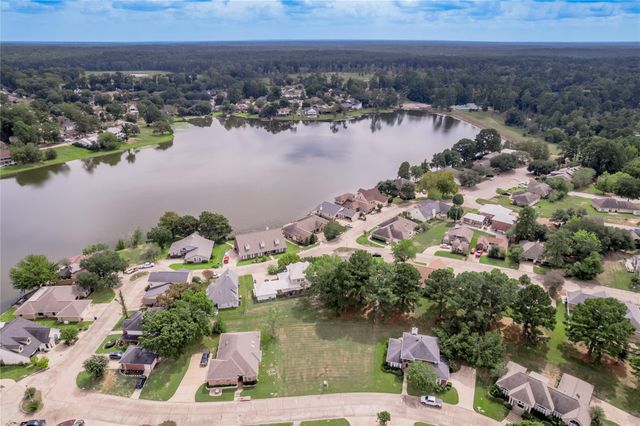 1410 W Lake Shores, Huntsville, TX 77340