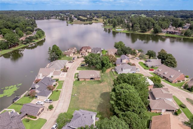 1410 W Lake Shores, Huntsville, TX 77340