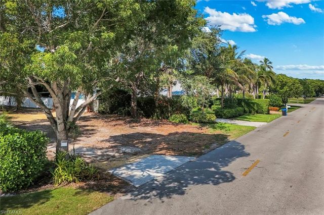 760 1st AVE N, Naples, FL 34102