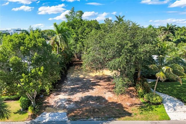 760 1st AVE N, Naples, FL 34102
