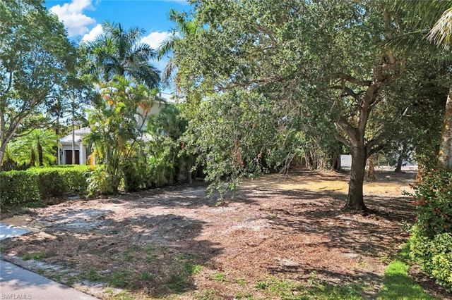 760 1st AVE N, Naples, FL 34102