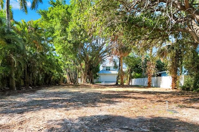 760 1st AVE N, Naples, FL 34102