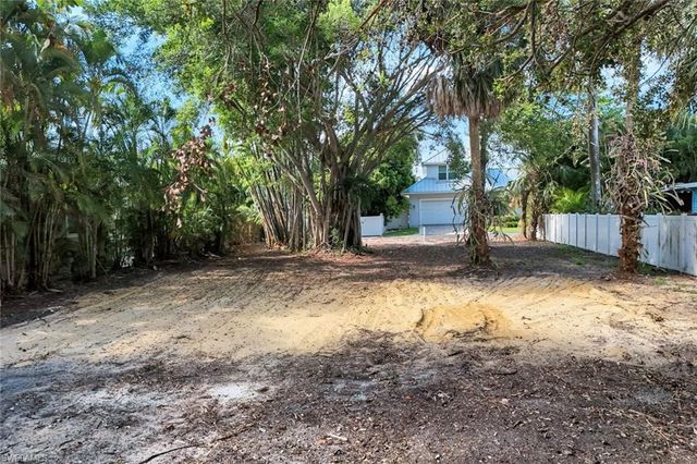 760 1st AVE N, Naples, FL 34102