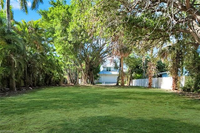 760 1st AVE N, Naples, FL 34102