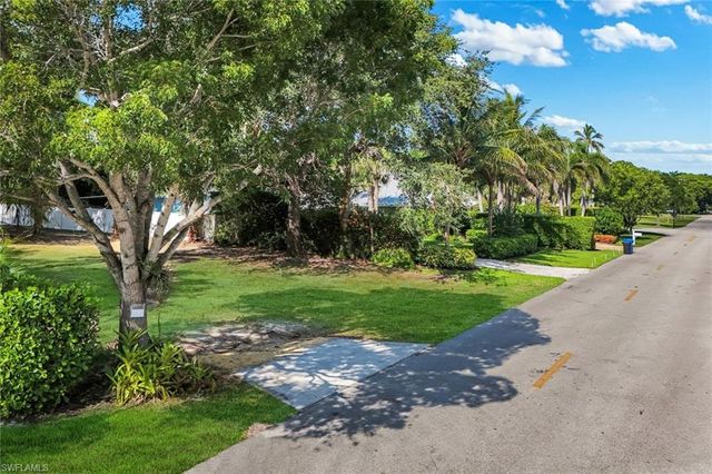 760 1st AVE N, Naples, FL 34102