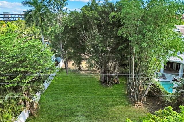 760 1st AVE N, Naples, FL 34102