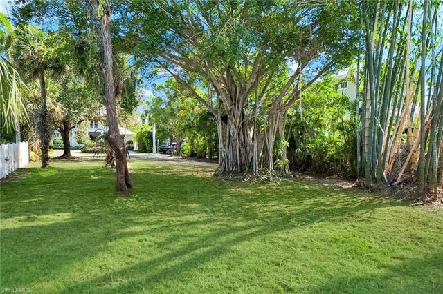 760 1st AVE N, Naples, FL 34102