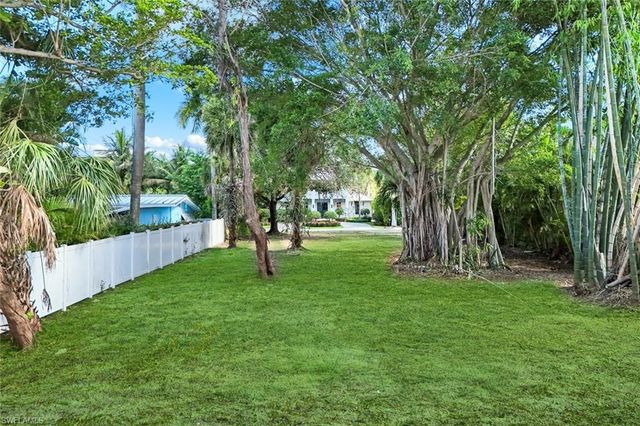760 1st AVE N, Naples, FL 34102