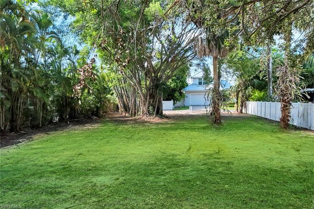 760 1st AVE N, Naples, FL 34102