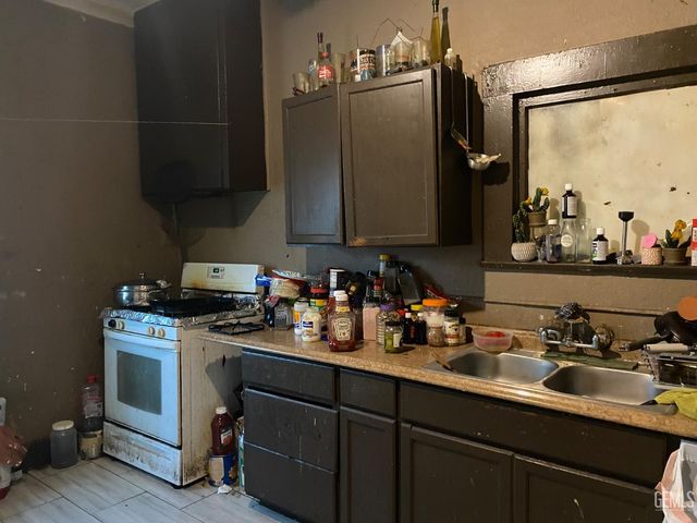 618 Dolores Street, Bakersfield, CA 93305