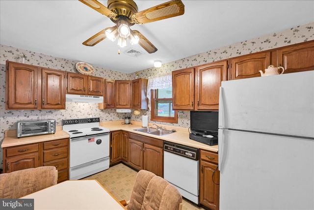 649 STONE HILL RD, Shoemakersville, PA 19555