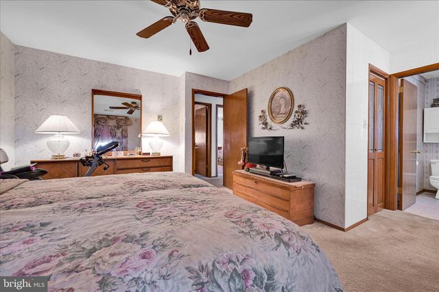 649 STONE HILL RD, Shoemakersville, PA 19555