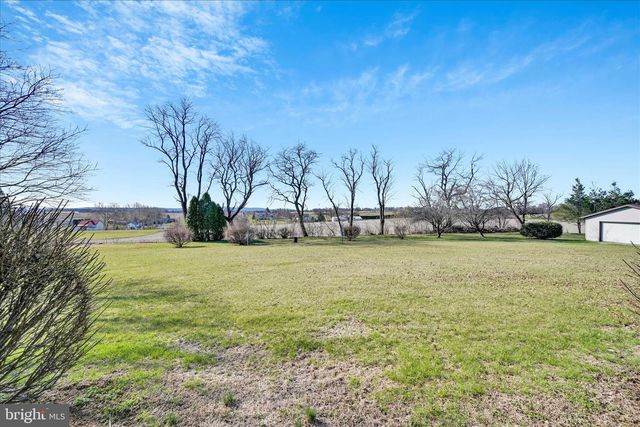 649 STONE HILL RD, Shoemakersville, PA 19555