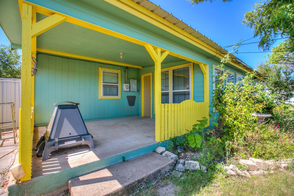 Image 23 of property listing at 714 Van Zandt Street, San Angelo, TX 76905