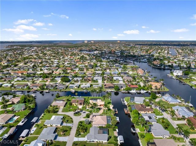 419 Pinecrest CT, Cape Coral, FL 33904