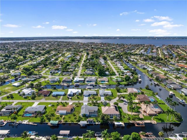419 Pinecrest CT, Cape Coral, FL 33904