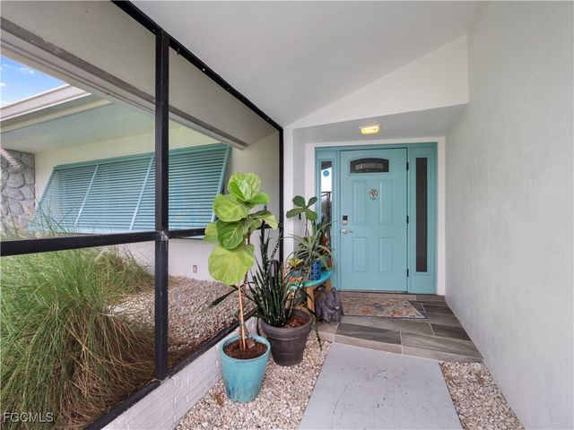 419 Pinecrest CT, Cape Coral, FL 33904
