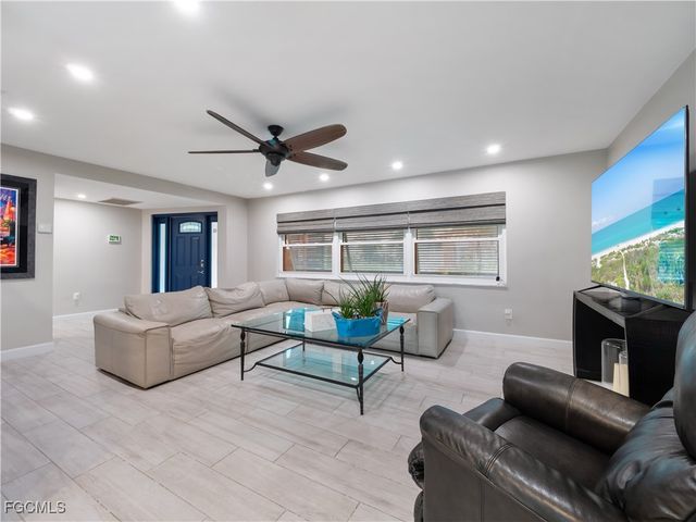 419 Pinecrest CT, Cape Coral, FL 33904