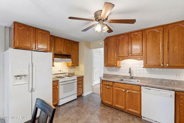 54 Redwood Place, Jackson, NJ 08527