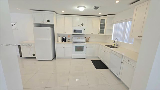 9331 SW 27th St, Miami, FL 33165