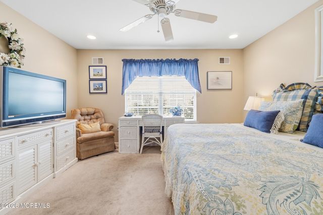 136 Skyline Drive, Lakewood, NJ 08701