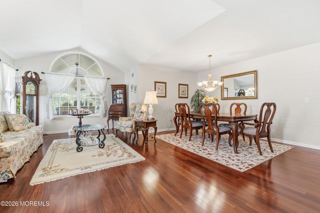 136 Skyline Drive, Lakewood, NJ 08701