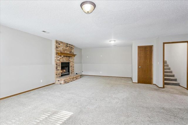 424 N Pine Grove Cr, Wichita, KS 67212