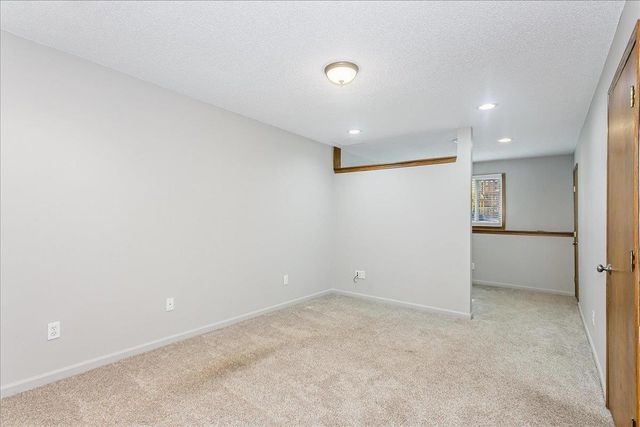 424 N Pine Grove Cr, Wichita, KS 67212