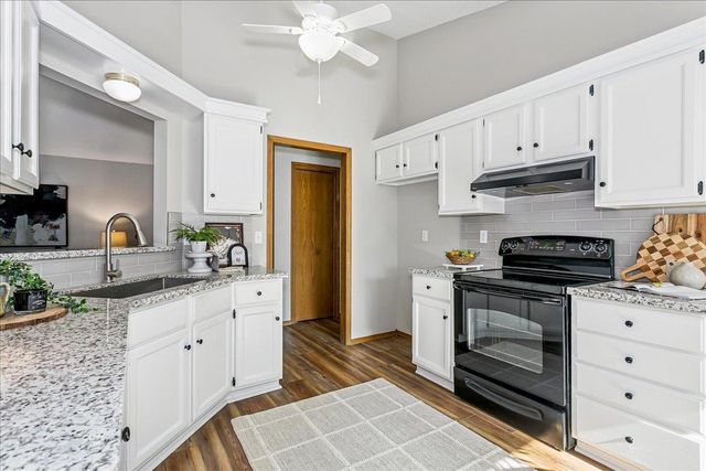 424 N Pine Grove Cr, Wichita, KS 67212