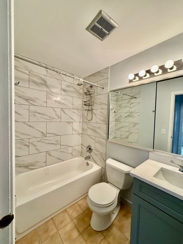 330 Hampton Court D, Bloomingdale, IL 60108