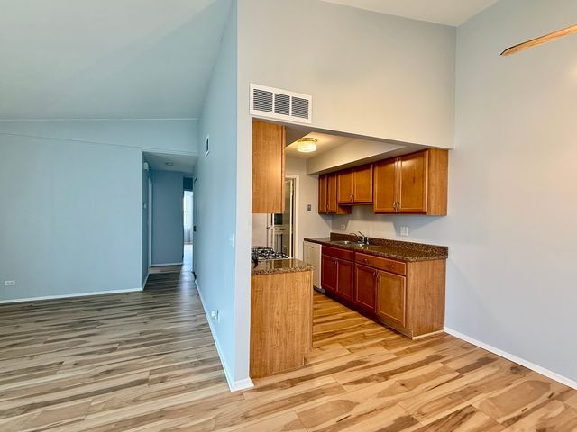 330 Hampton Court D, Bloomingdale, IL 60108