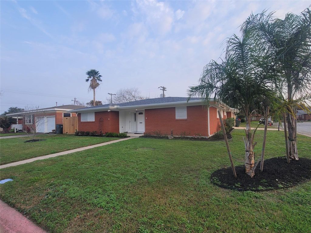 107 Avalon Way, Galveston, TX 77550