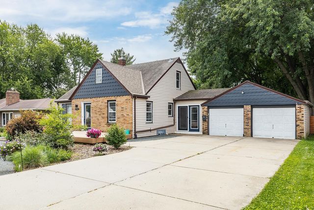 1266 Draper Avenue, Roseville, MN 55113