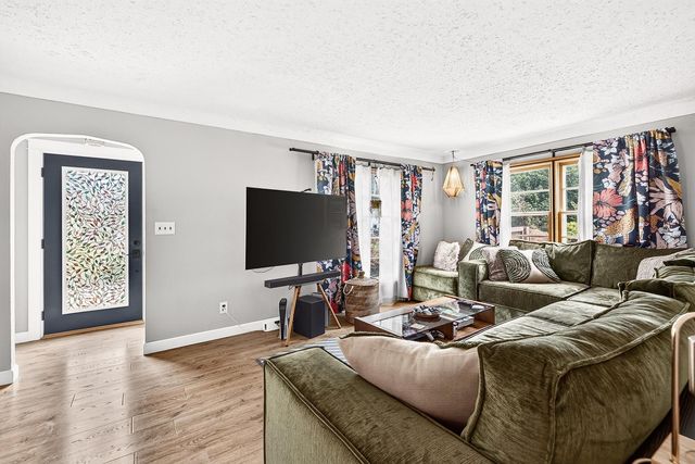 1266 Draper Avenue, Roseville, MN 55113