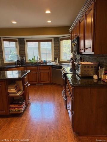 2120 Oakwood Drive, Troy, MI 48085