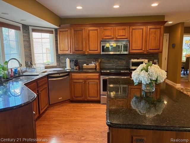 2120 Oakwood Drive, Troy, MI 48085