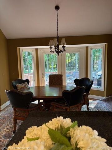 2120 Oakwood Drive, Troy, MI 48085