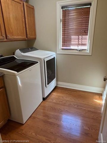 2120 Oakwood Drive, Troy, MI 48085