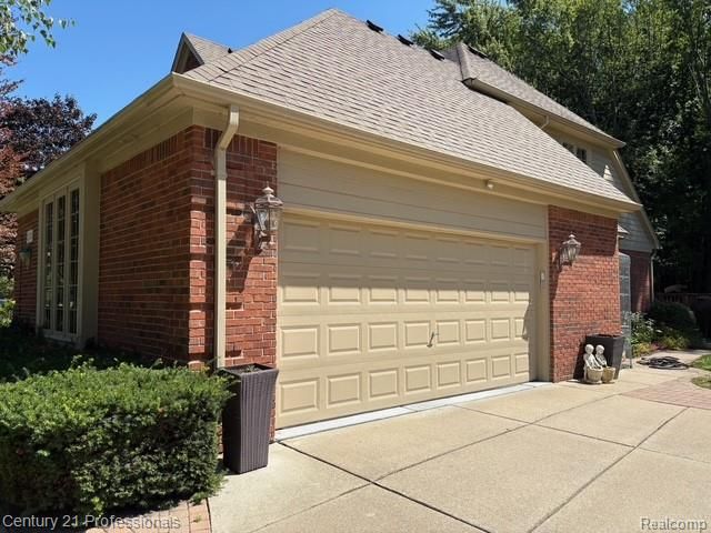 2120 Oakwood Drive, Troy, MI 48085